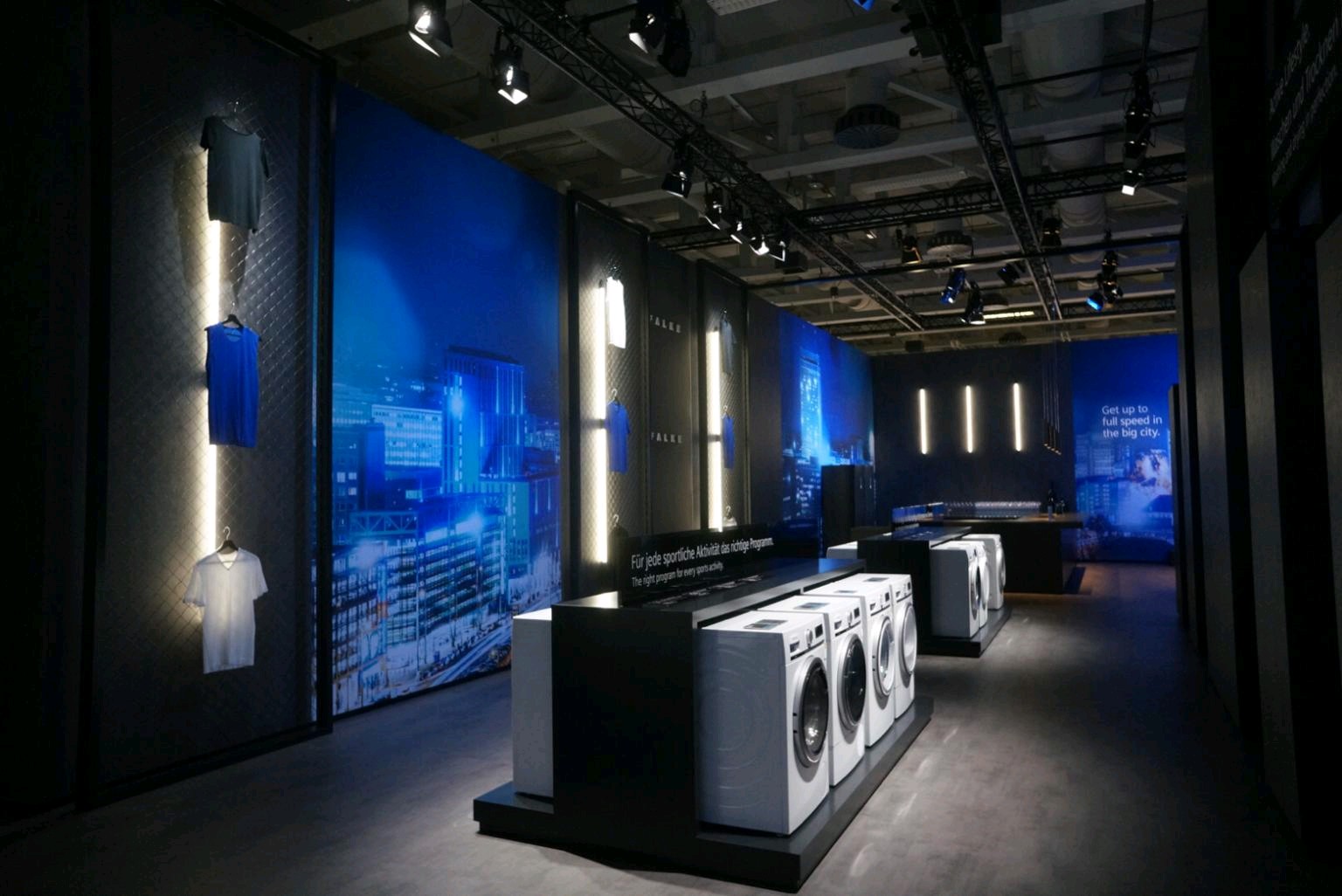 展示柜定制之: 让展柜与机械设备有机统一成整体！